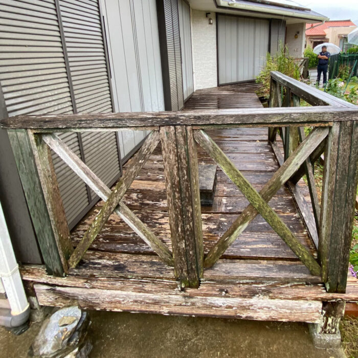 今帰仁村の住宅に設置された木製ウッドデッキ。長年の風雨で材木が劣化した状態。