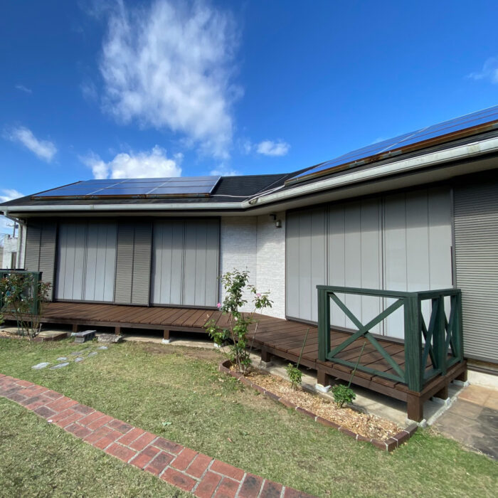 大工沖縄工房舎がリフォームした天然もくのウッドデッキ。木目調が美しく、耐久性に優れた仕上がり。