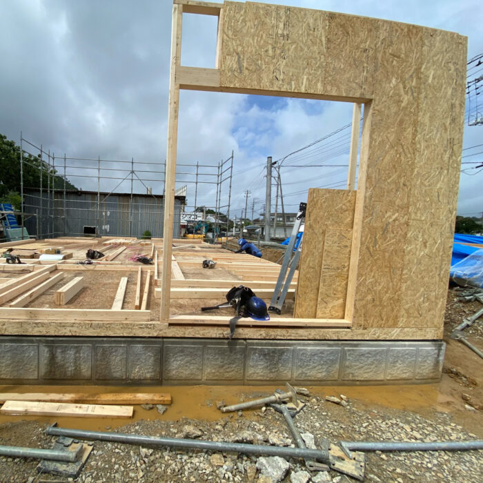 名護市で建築中の新築住宅現場。2×4工法を用いた大工沖縄工房舎の施工風景