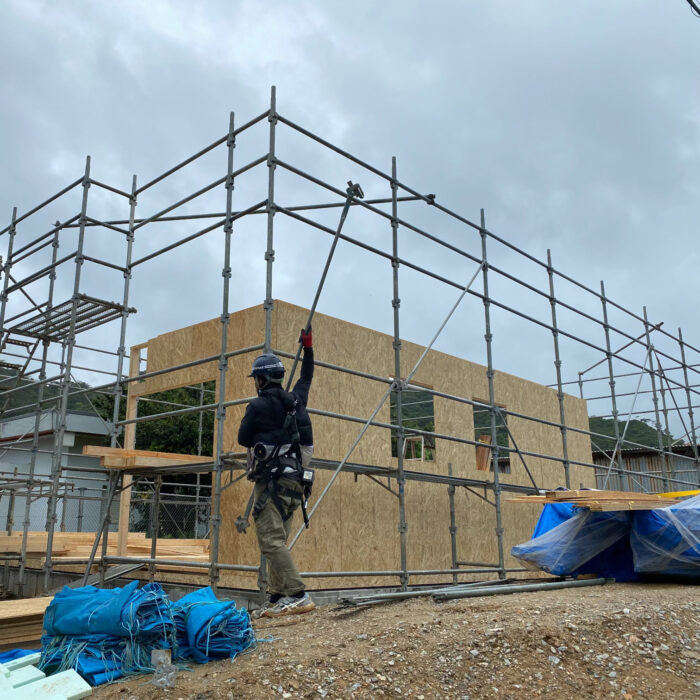 名護市で建築中の新築住宅現場。2×4工法を用いた大工沖縄工房舎の施工風景