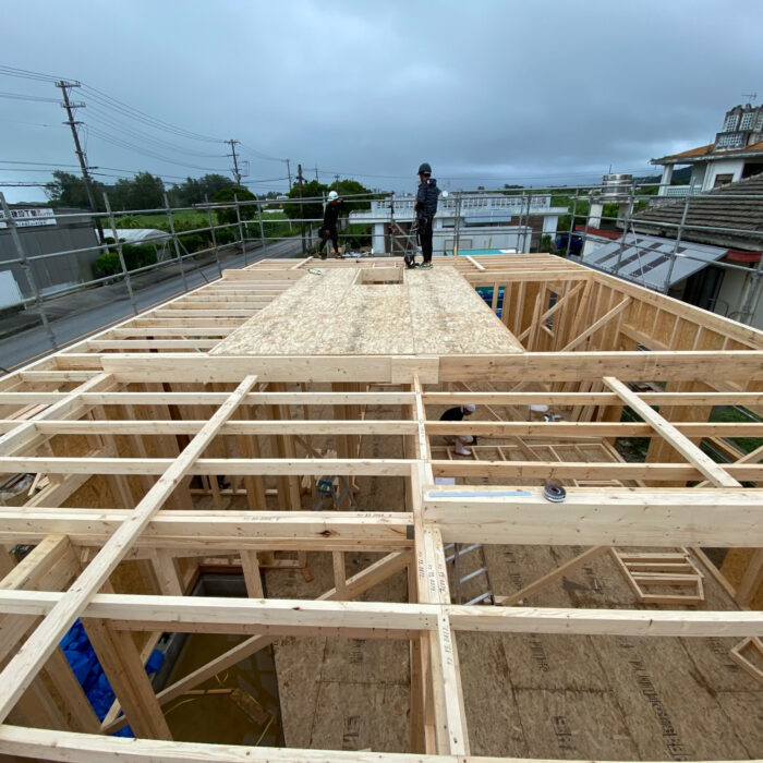 沖縄県北部・名護市の新築現場で進む2×4工法の骨組み施工風景｜大工沖縄工房舎