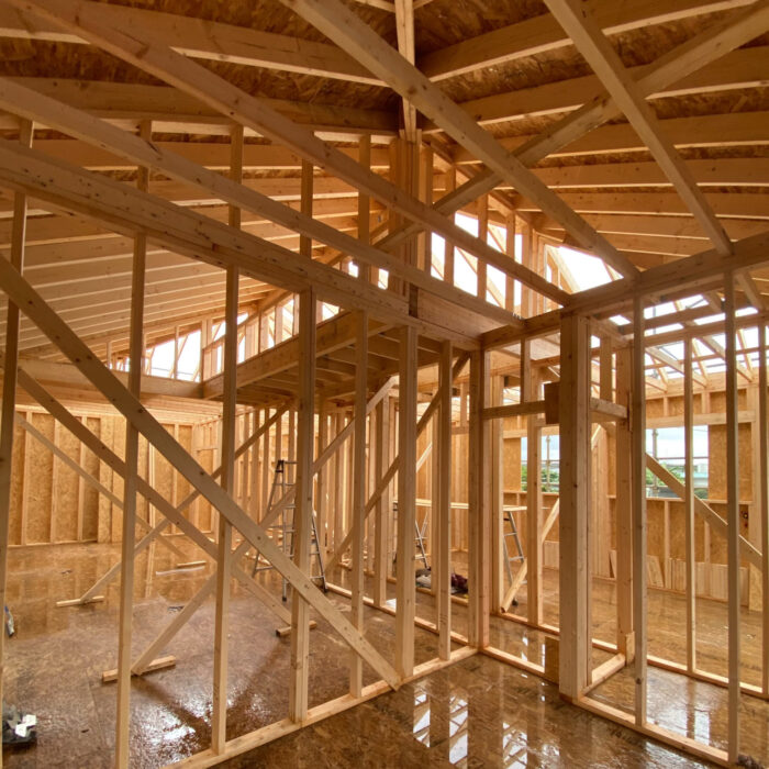 名護市で建築中の新築住宅現場。2×4工法を用いた大工沖縄工房舎の施工風景
