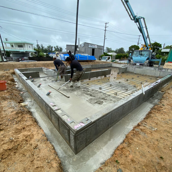 名護市で大工沖縄工房舎が施工する新築住宅の基礎工事。2×4工法を採用