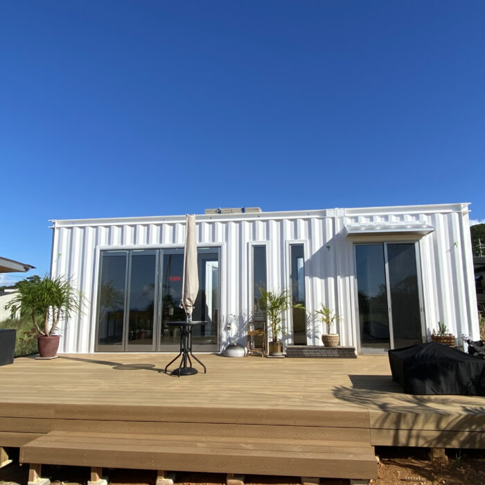 新築のコンテナ規格建築に施工した人工木のウッドデッキ